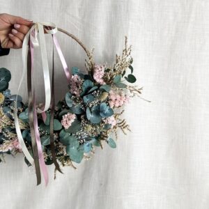 aro-decorativo-flores-preservadas-detalle-mano